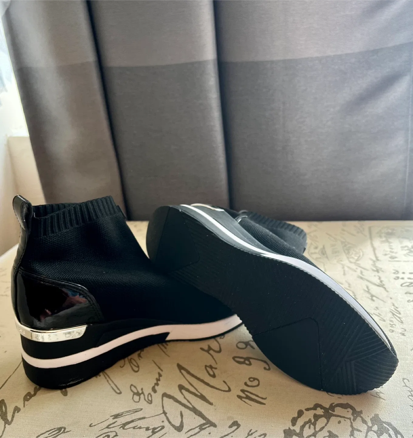 MICHAEL KORS women stretch knitted sneakers Size 8.5-9 image indicator(3)