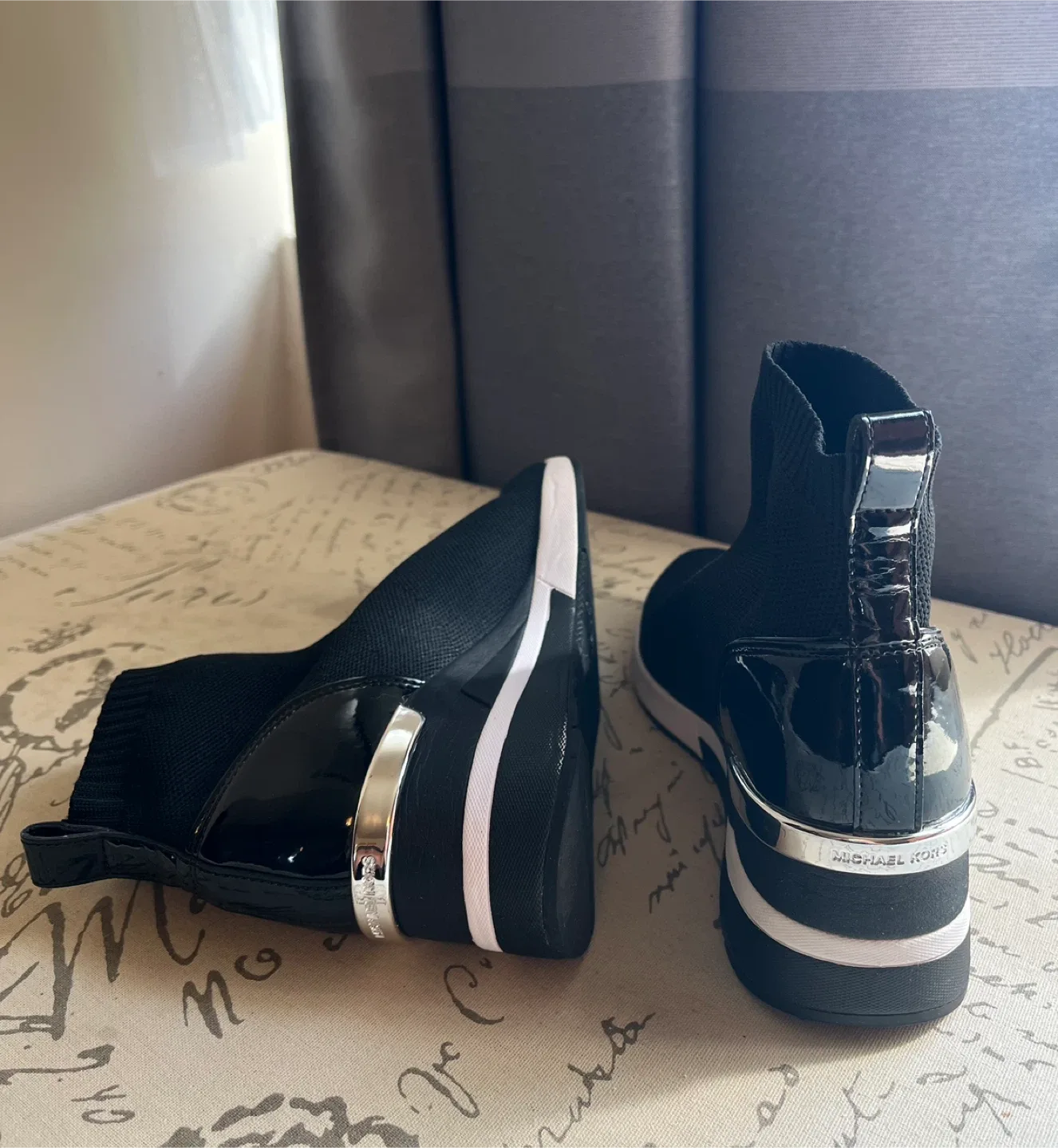 MICHAEL KORS women stretch knitted sneakers Size 8.5-9 image indicator(2)