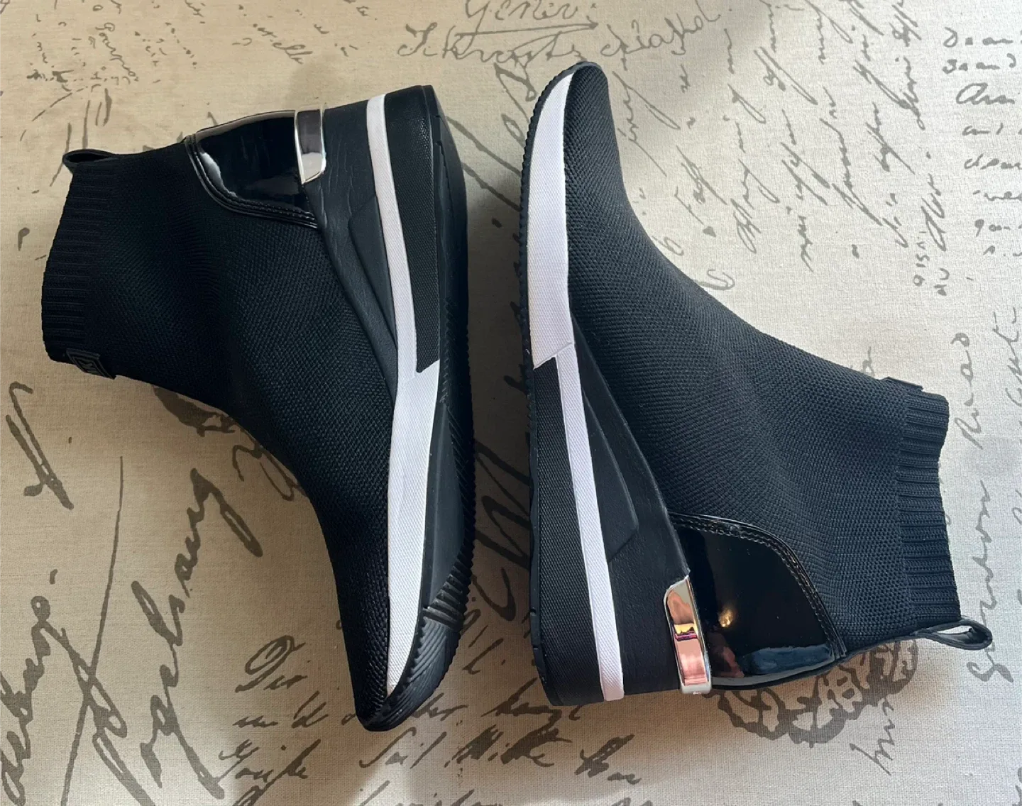 MICHAEL KORS women stretch knitted sneakers Size 8.5-9 image indicator(7)