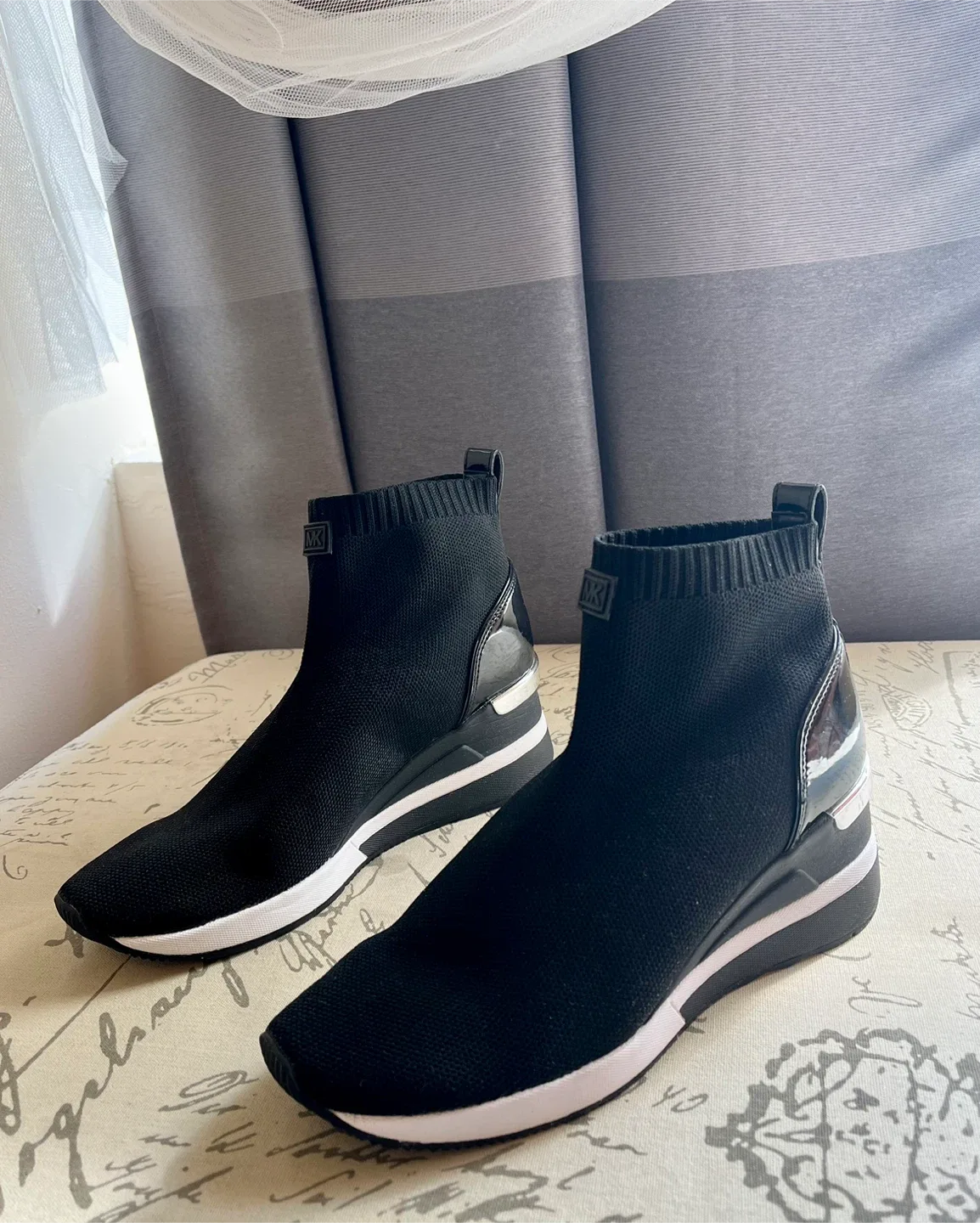 MICHAEL KORS women stretch knitted sneakers Size 8.5-9 image indicator(10)