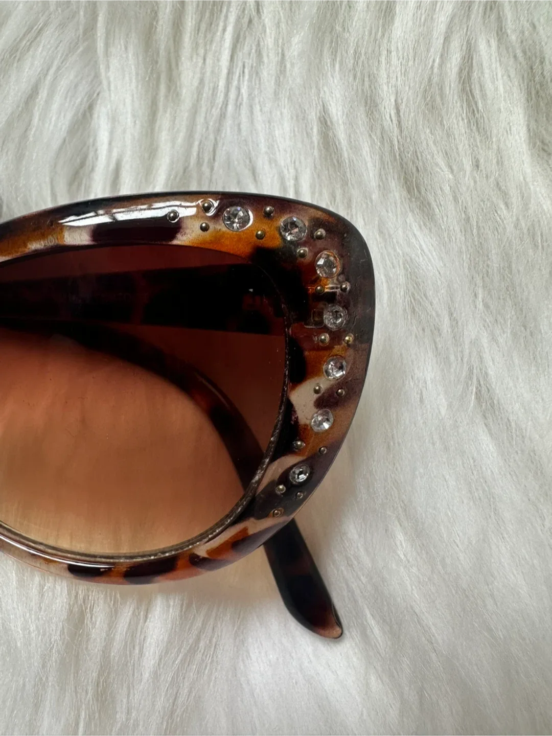 Bundle of Ladies Sunglasses: $10 for All! 😎🕶️ image indicator(5)