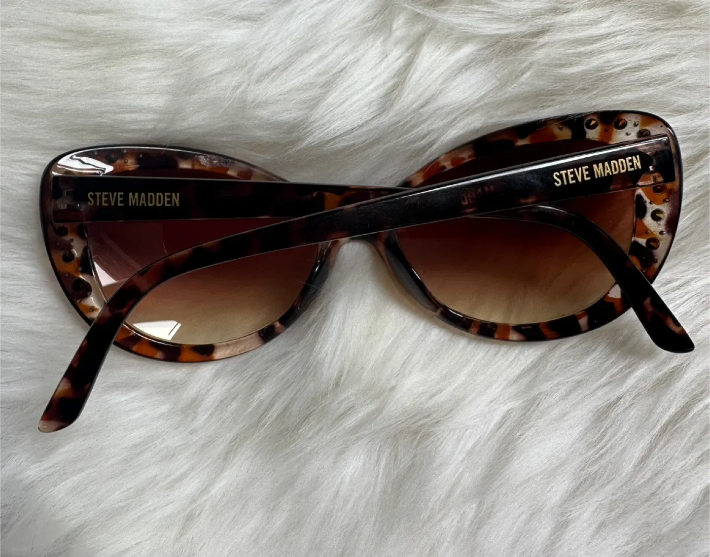 Bundle of Ladies Sunglasses: $10 for All! 😎🕶️ image indicator(2)