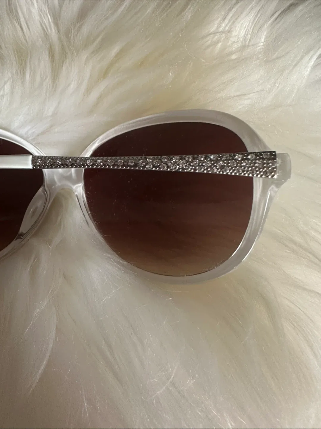 Bundle of Ladies Sunglasses: $10 for All! 😎🕶️ image indicator(6)