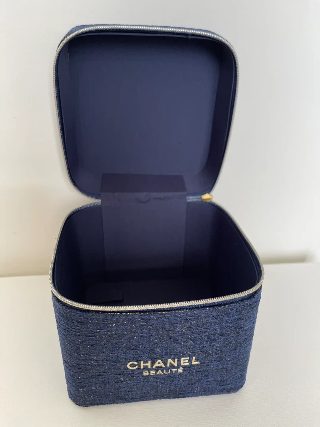 Chanel Beauté Denim Vanity Case 🥕 image indicator(4)