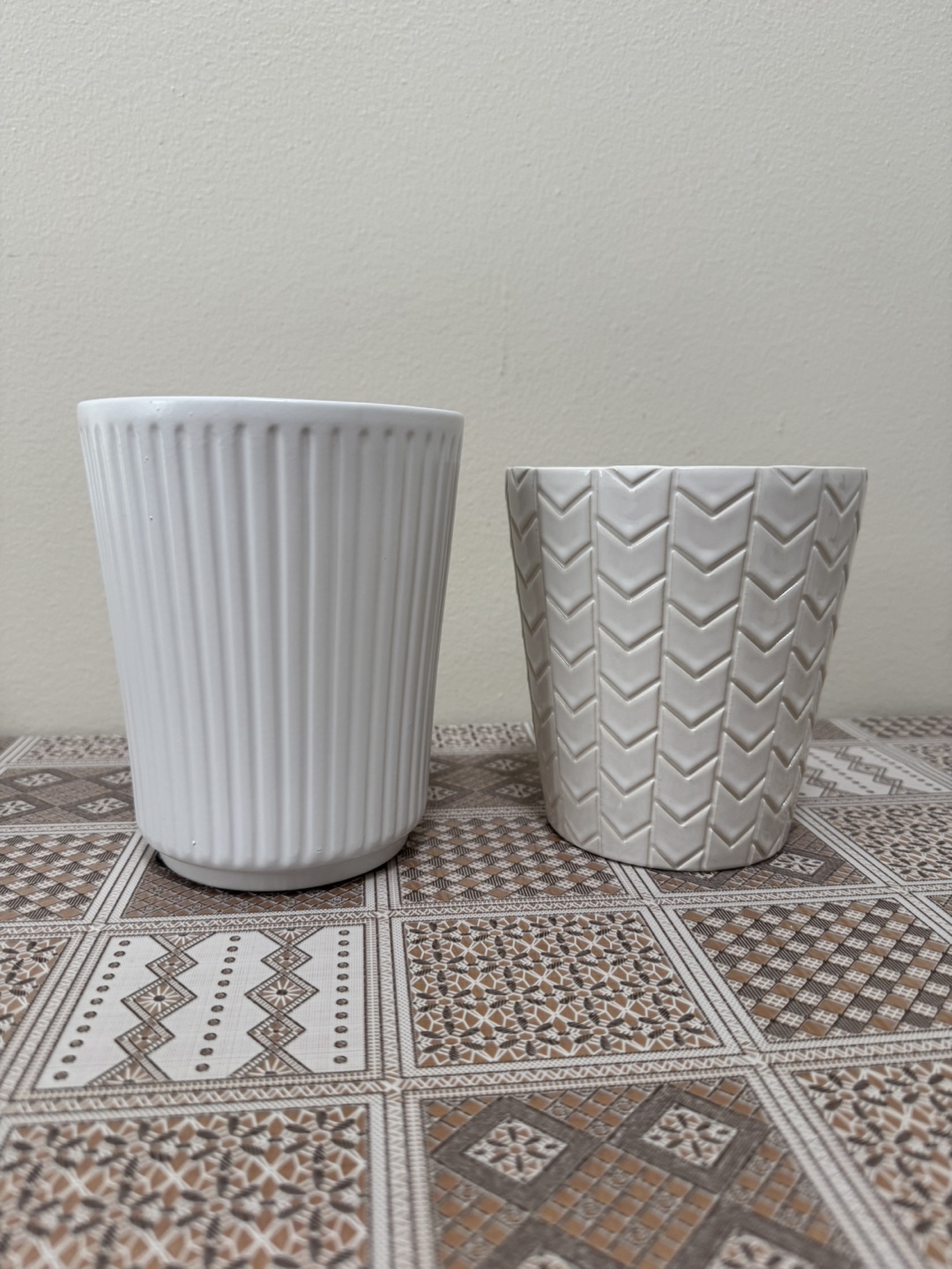 2 White Ceramic Flower Pots - photo 2