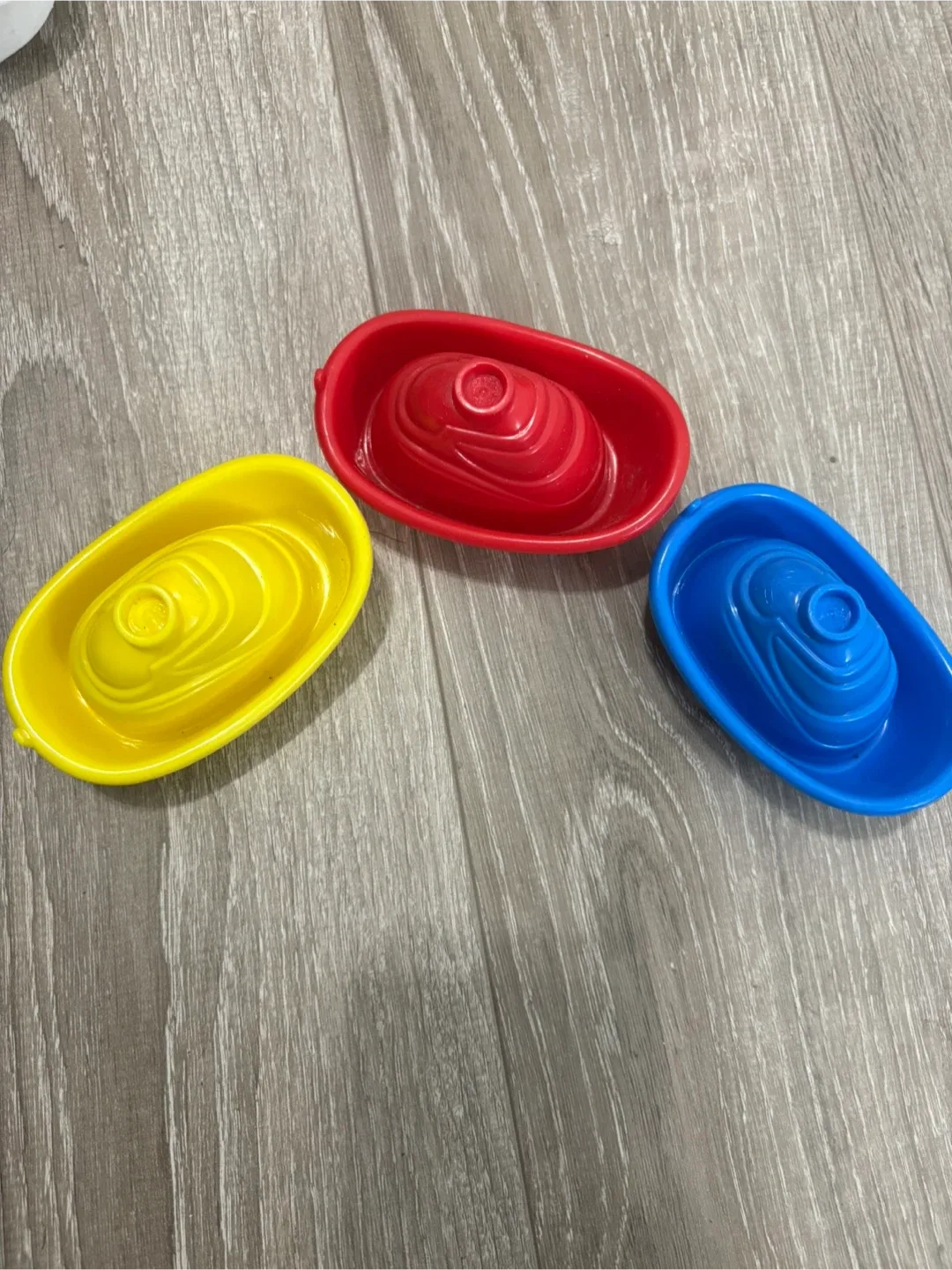 Set of 3 colourful toy boats thumbnail