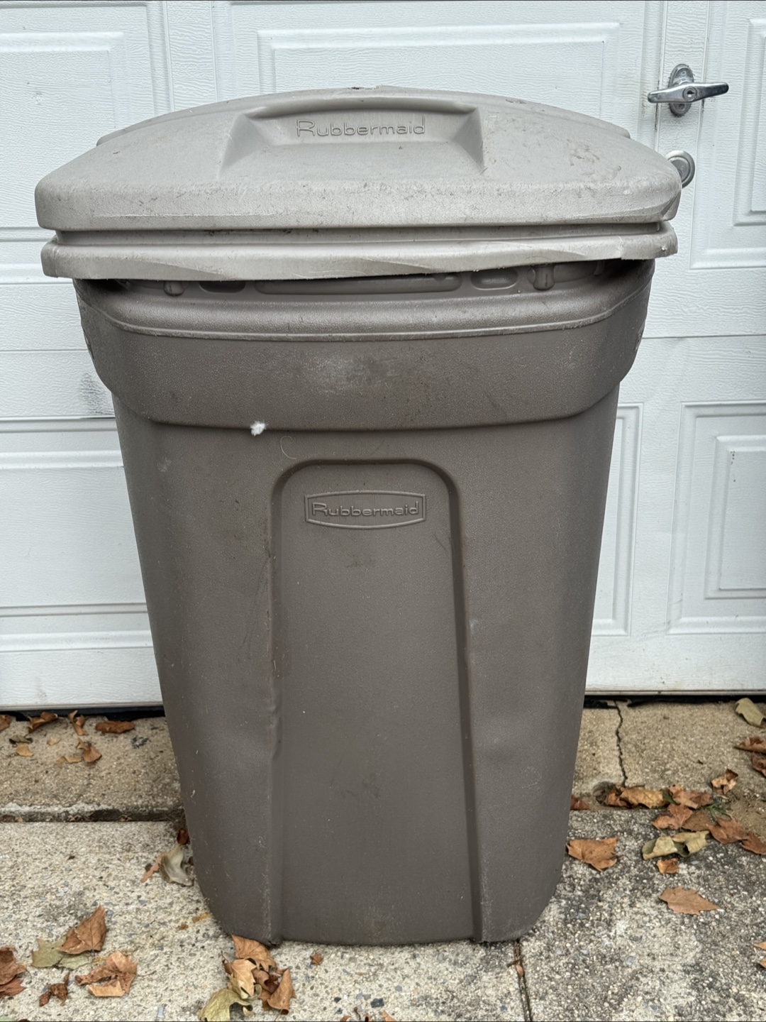 Rubbermaid Trash Can 🥕