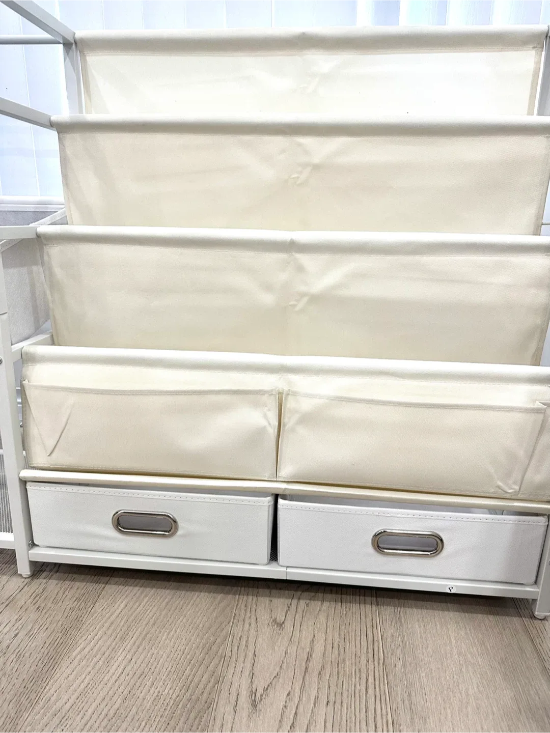 White Cover-Forward Bookshelf image indicator(4)