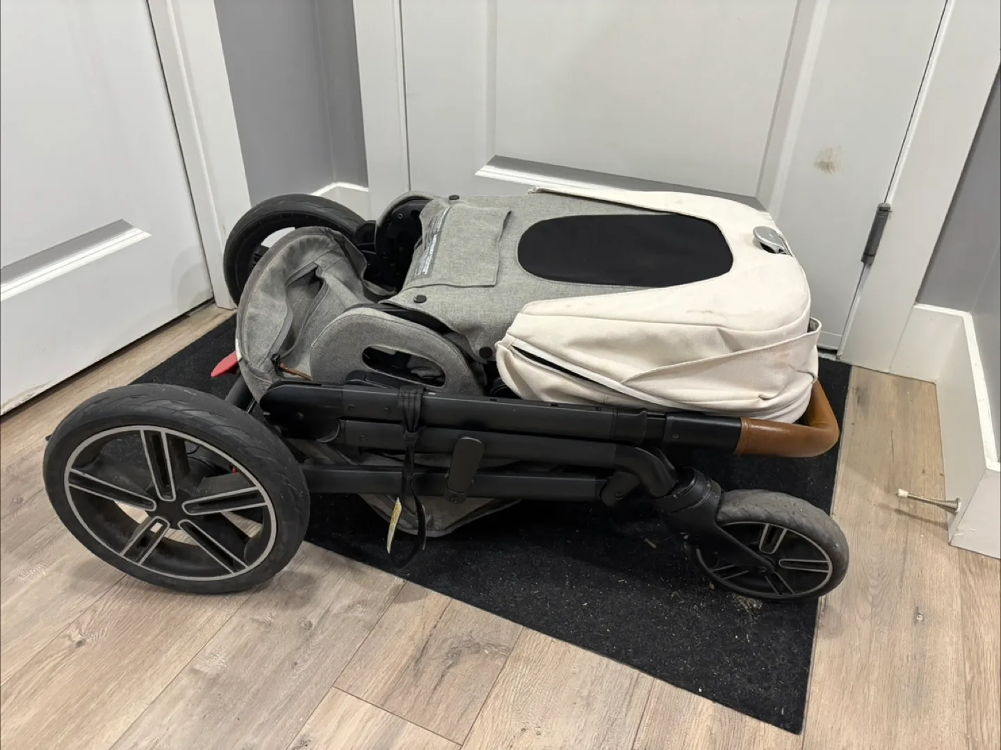 Nuna MIXX stroller with lots of accessories and bassinet. image indicator(2)