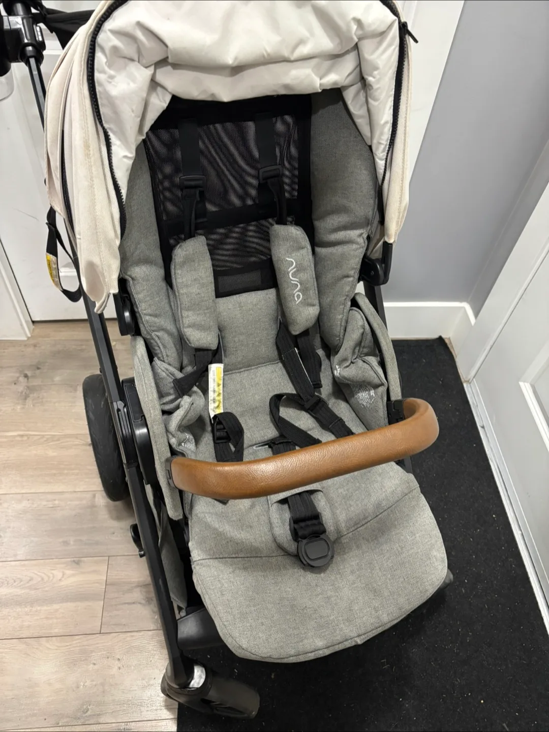 Nuna MIXX stroller with lots of accessories and bassinet. image indicator(6)