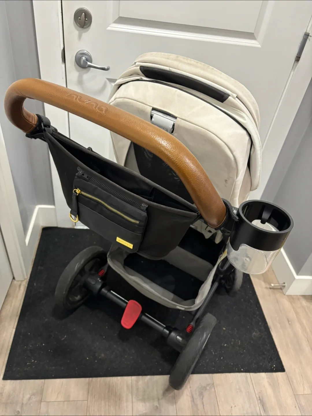 Nuna MIXX stroller with lots of accessories and bassinet. image indicator(5)