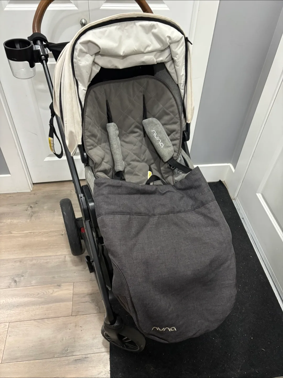 Nuna MIXX stroller with lots of accessories and bassinet. image indicator(8)