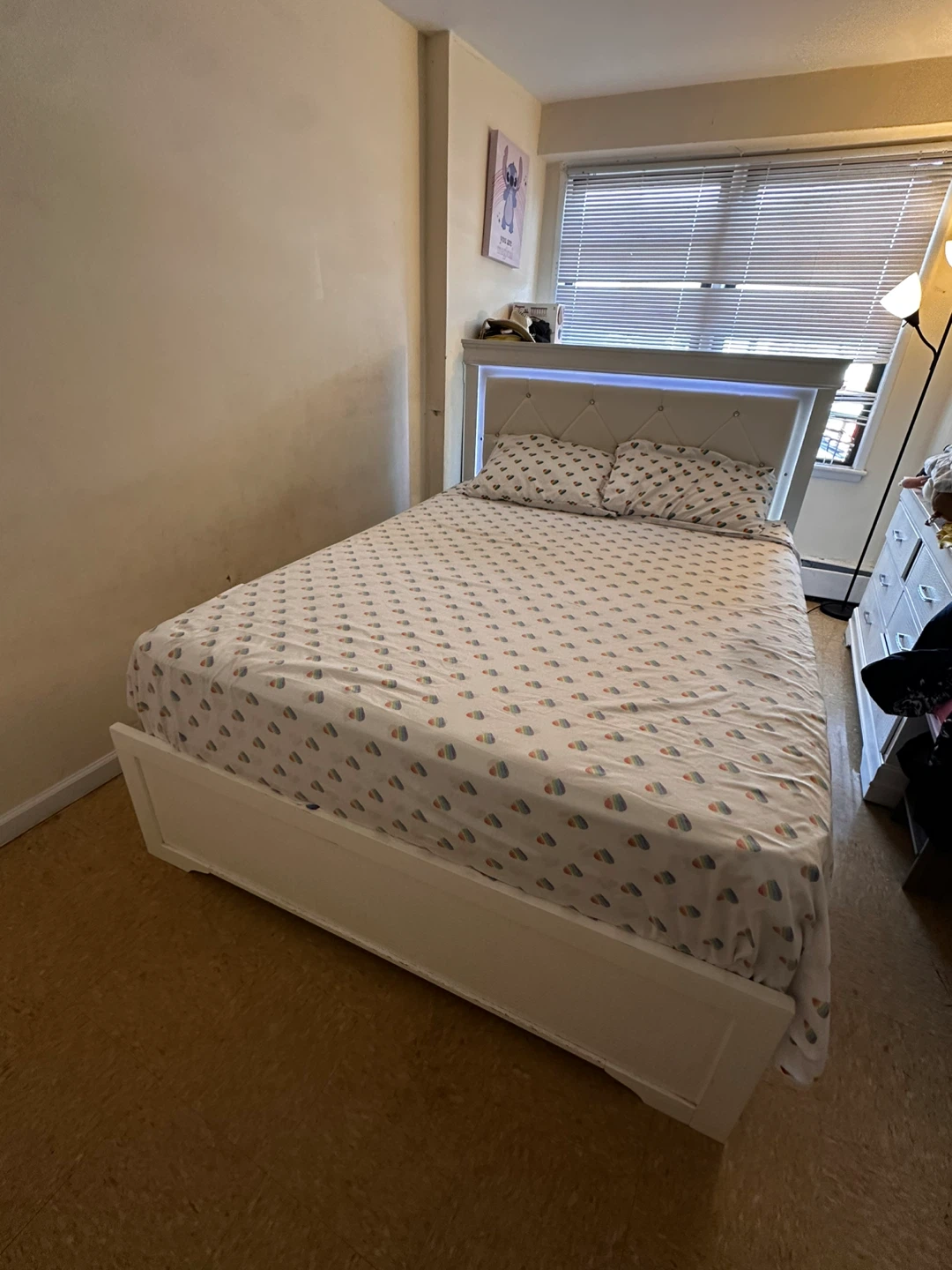 Juego de dormitorio cama Queens más 2 muebles. - photo 3