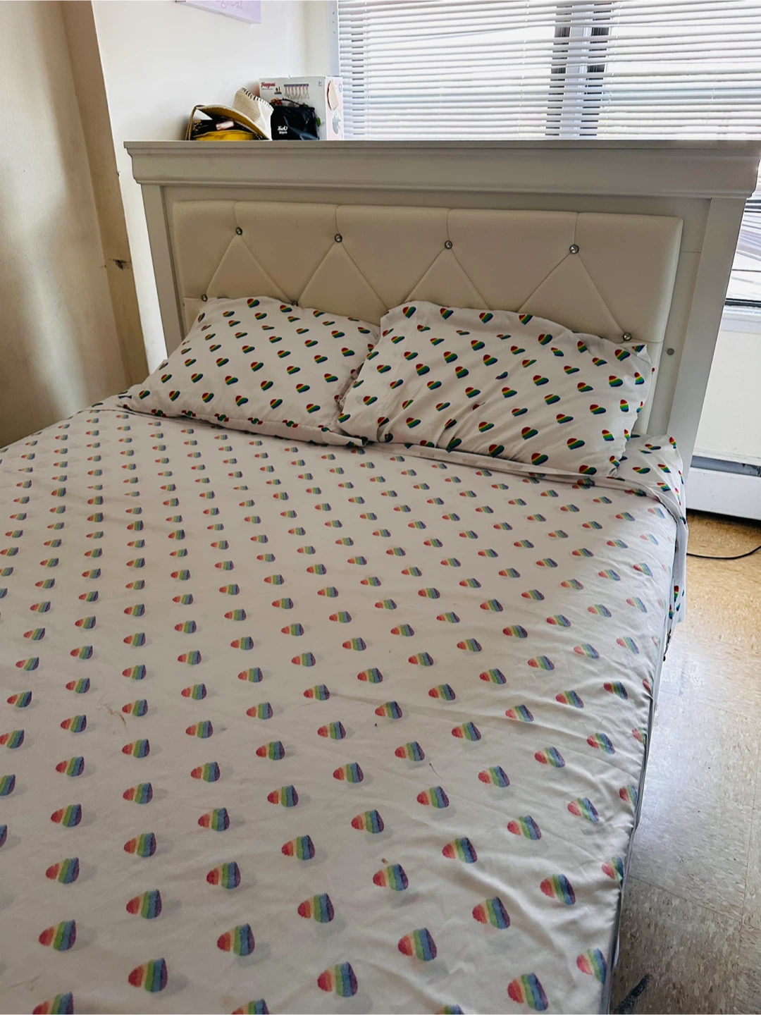 Juego de dormitorio cama Queens más 2 muebles.