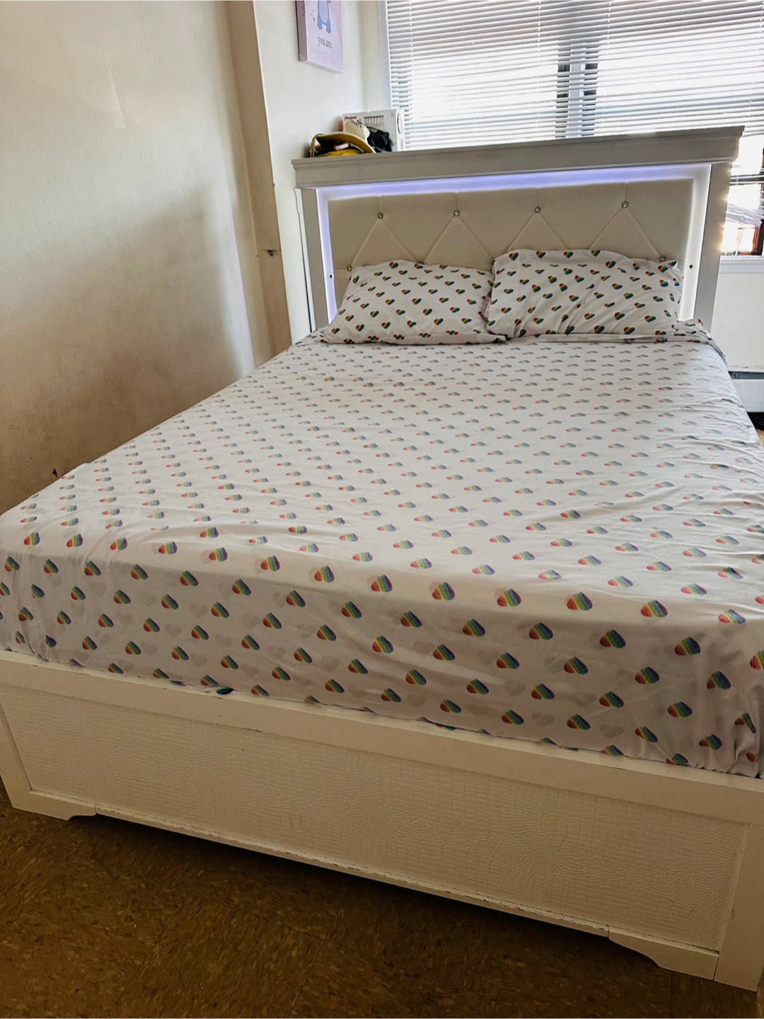 Juego de dormitorio cama Queens más 2 muebles. - photo 2