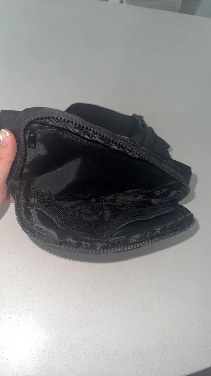 Spofire Cross-over Bag - Black image indicator(2)