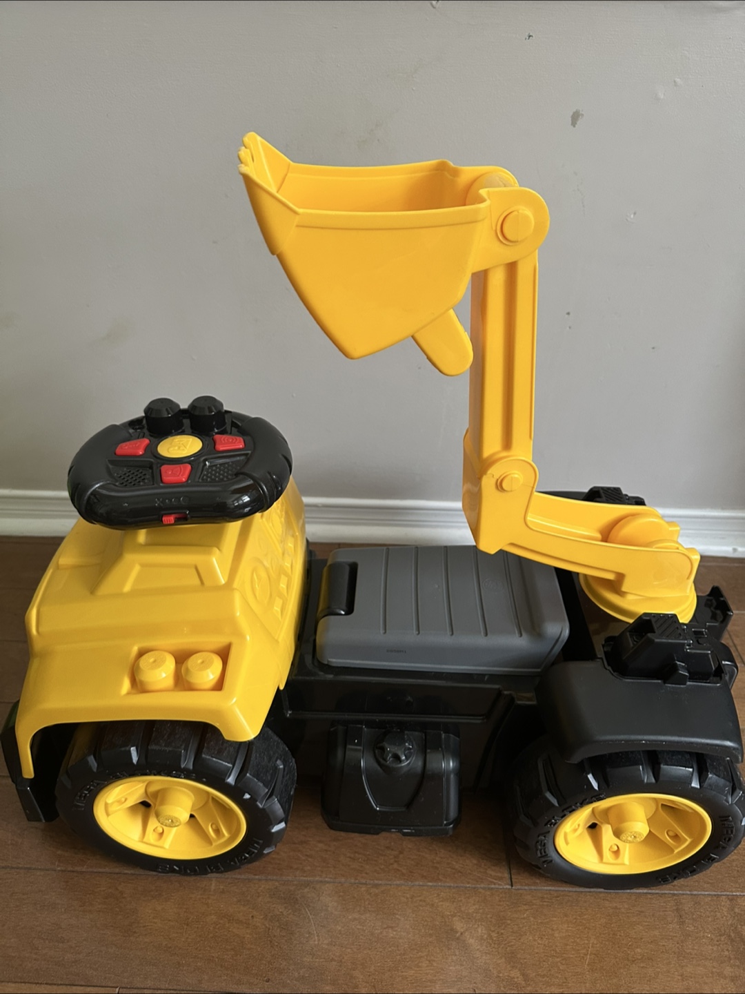 CAT Ride-On Dump Truck Toy - photo 3