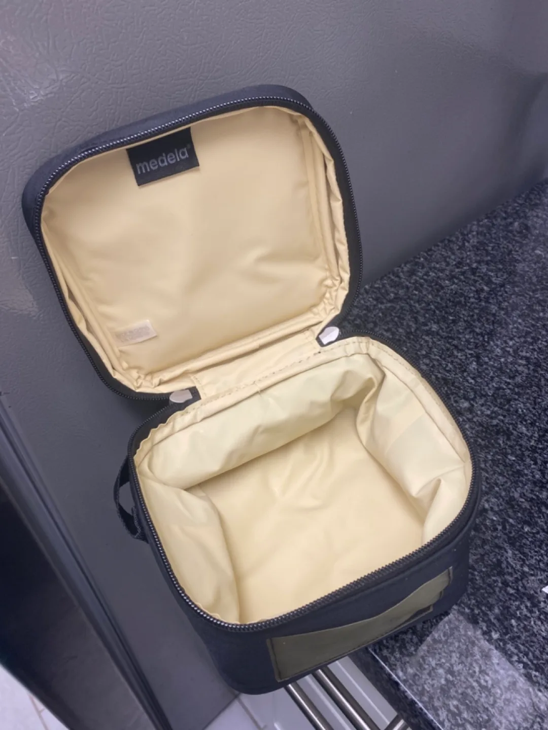 🥕Medela Breast Pump with Cooler Bag image indicator(2)