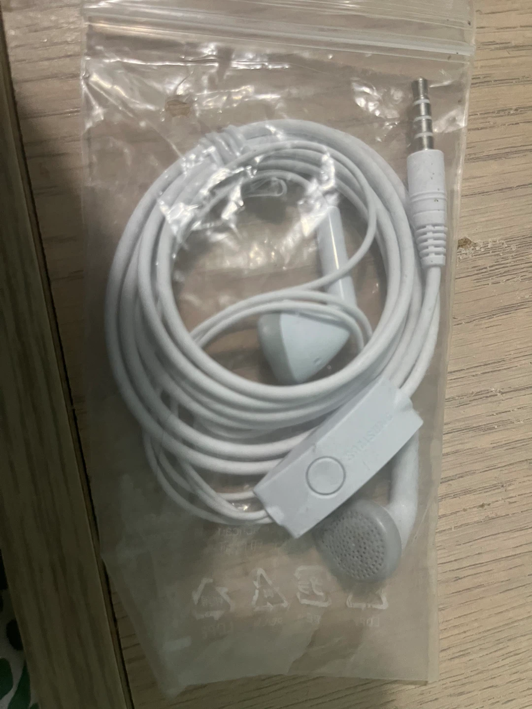 Samsung White Wired Earphones - New
