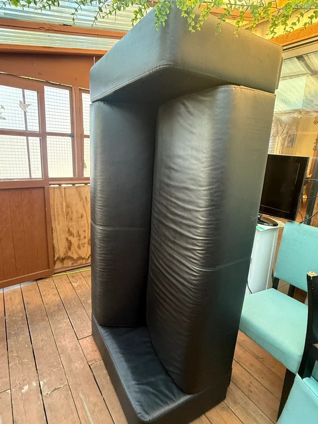 IKEA Black Leather 3-Seater Sofa – Modern & Comfortable image indicator(3)