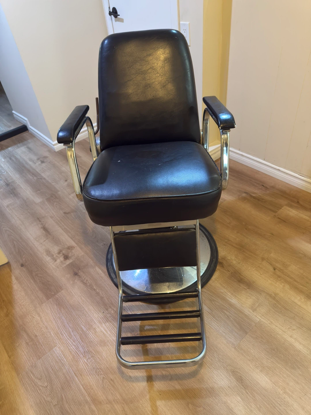 Vintage Barber Chair - Black