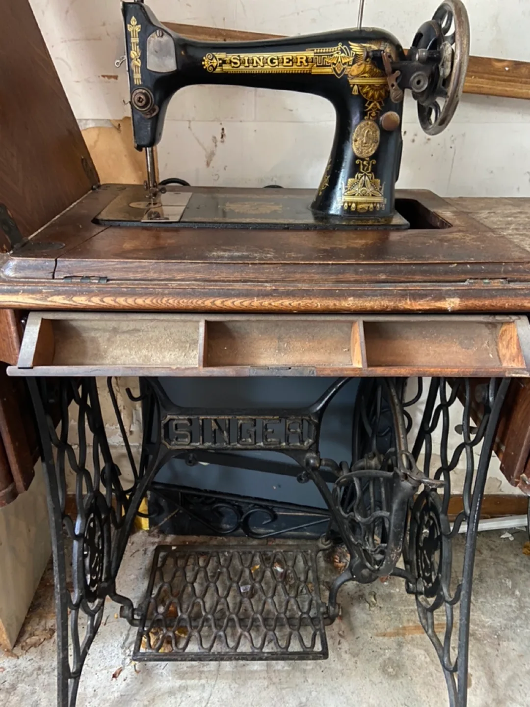 Antique Singer Sewing Machine image indicator(2)