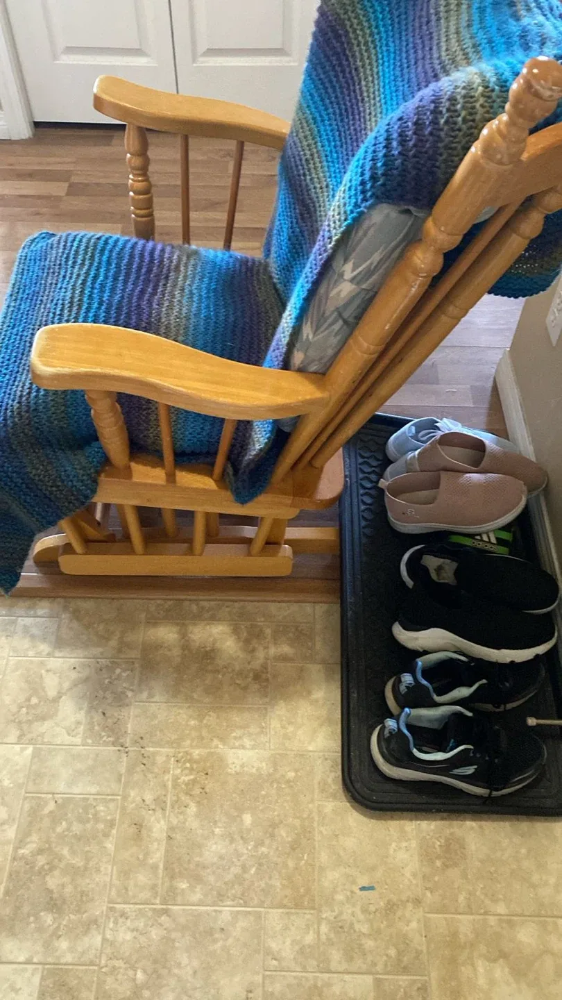 Wooden Rocking Chair with Blanket image indicator(3)