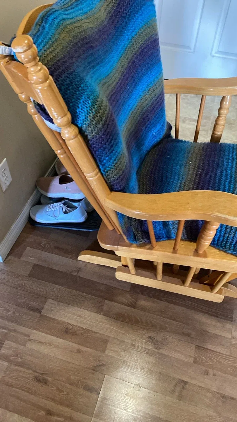 Wooden Rocking Chair with Blanket image indicator(2)