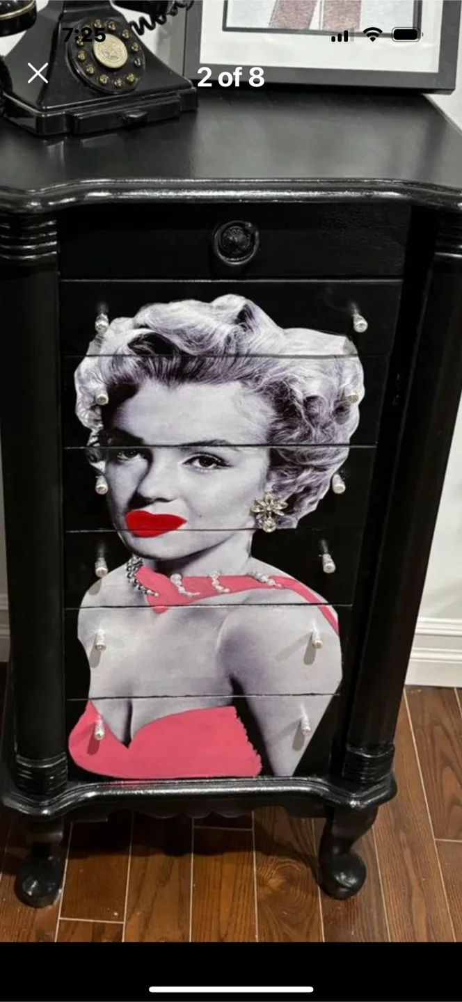 Marilyn Monroe Dresser image indicator(3)