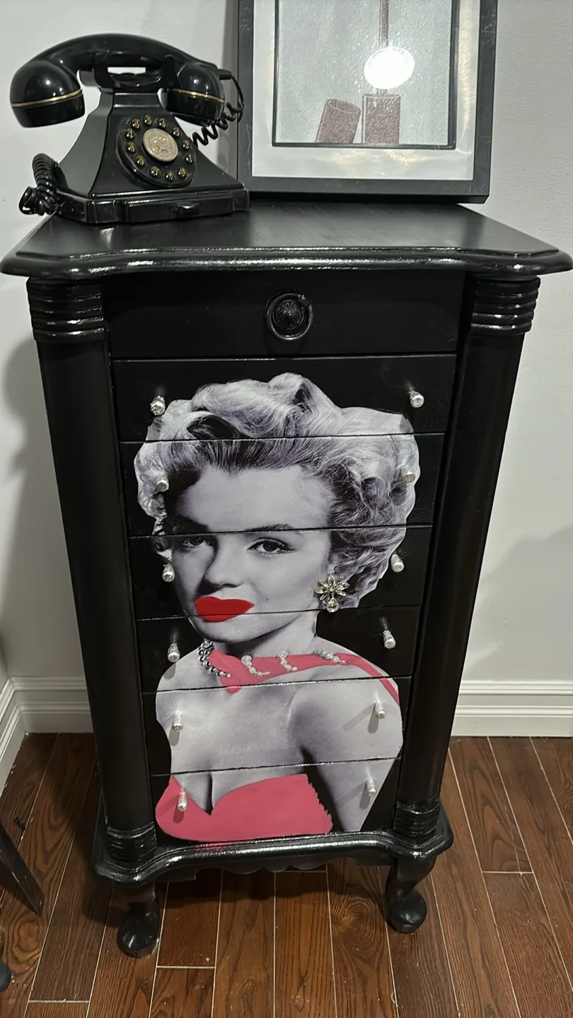 Marilyn Monroe Dresser image indicator(5)