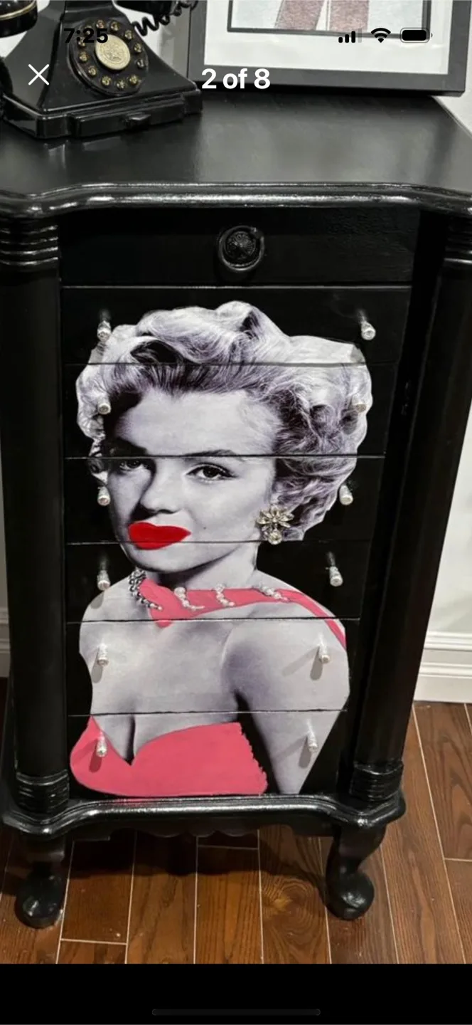 Marilyn Monroe Dresser image indicator(2)