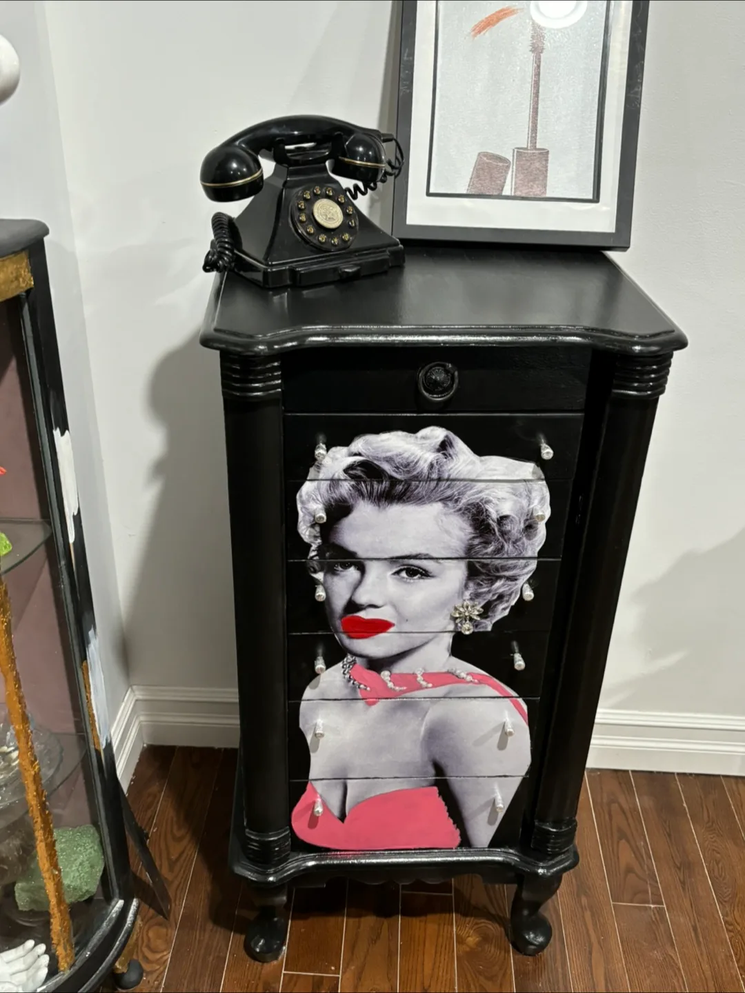 Marilyn Monroe Dresser image indicator(7)