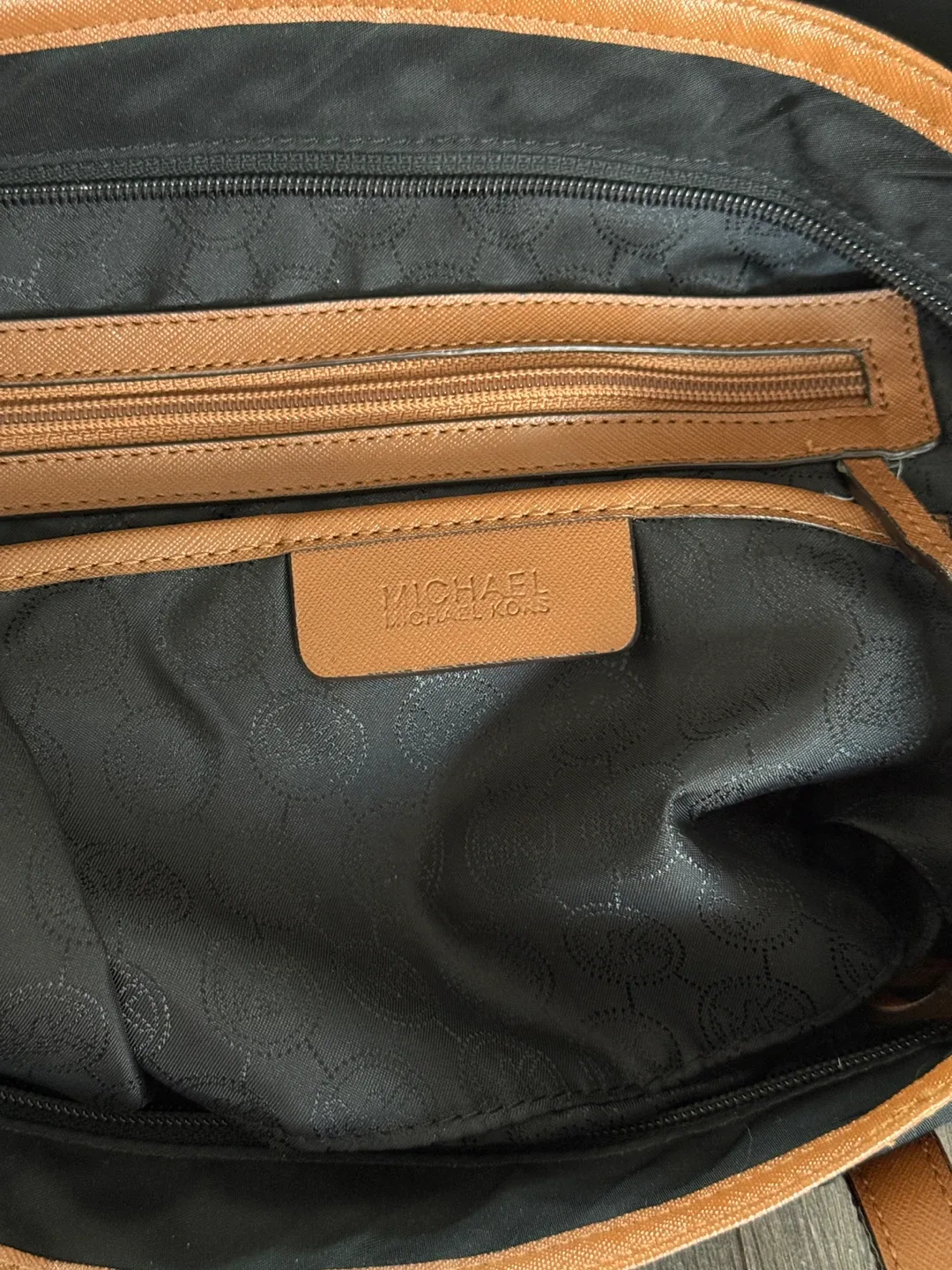 Michael Kors Black Tote Bag image indicator(3)