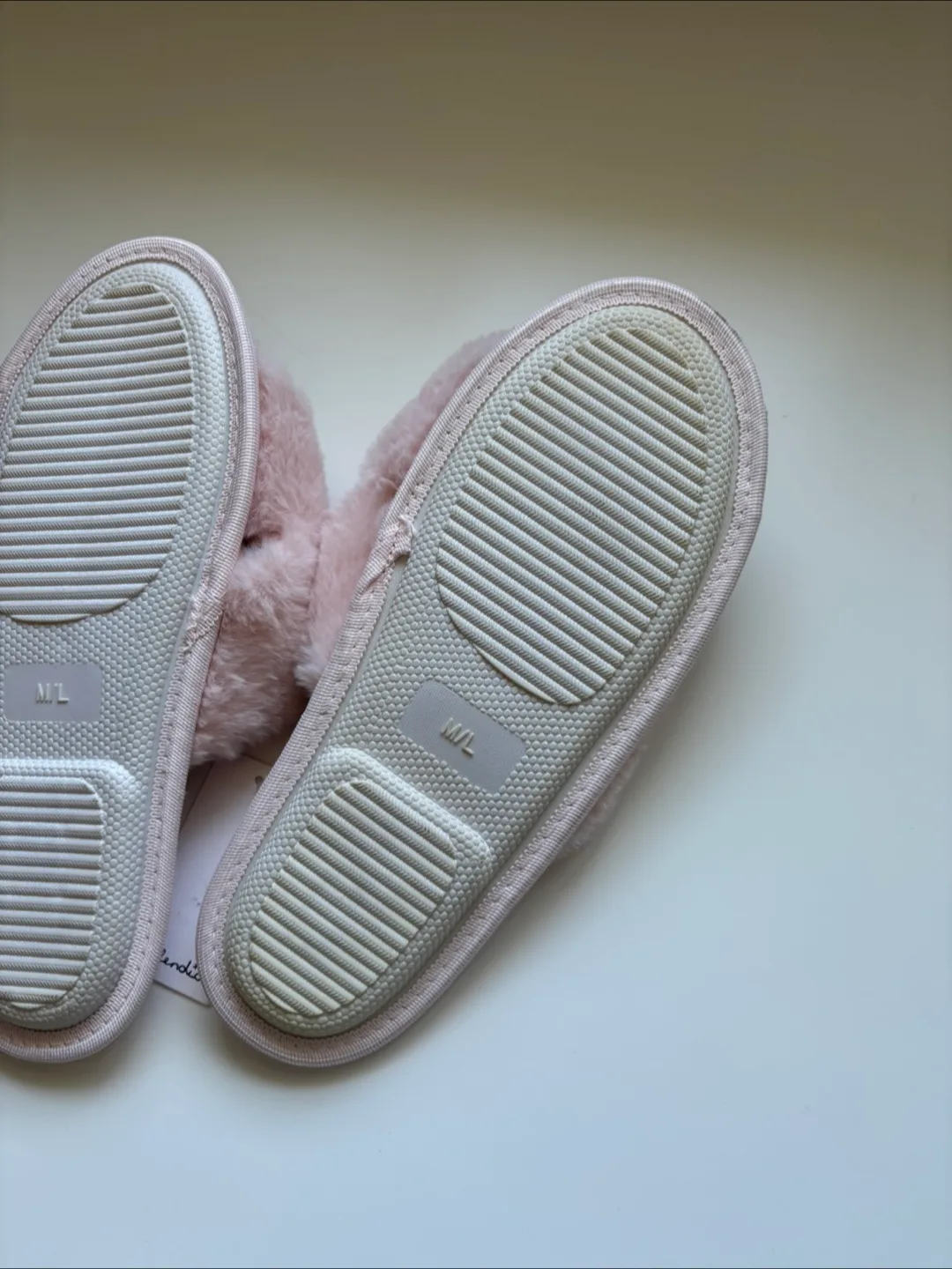 New Splendid Women's Slippers - Size M/L image indicator(4)