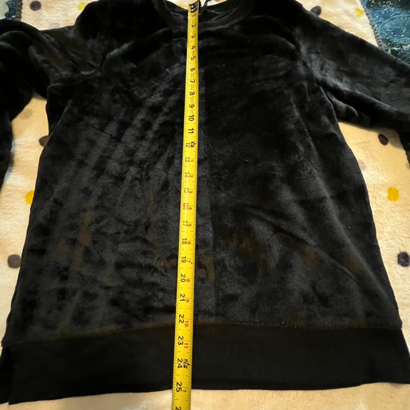 Gaiam Black Fuzzy Pullover - Size M image indicator(6)