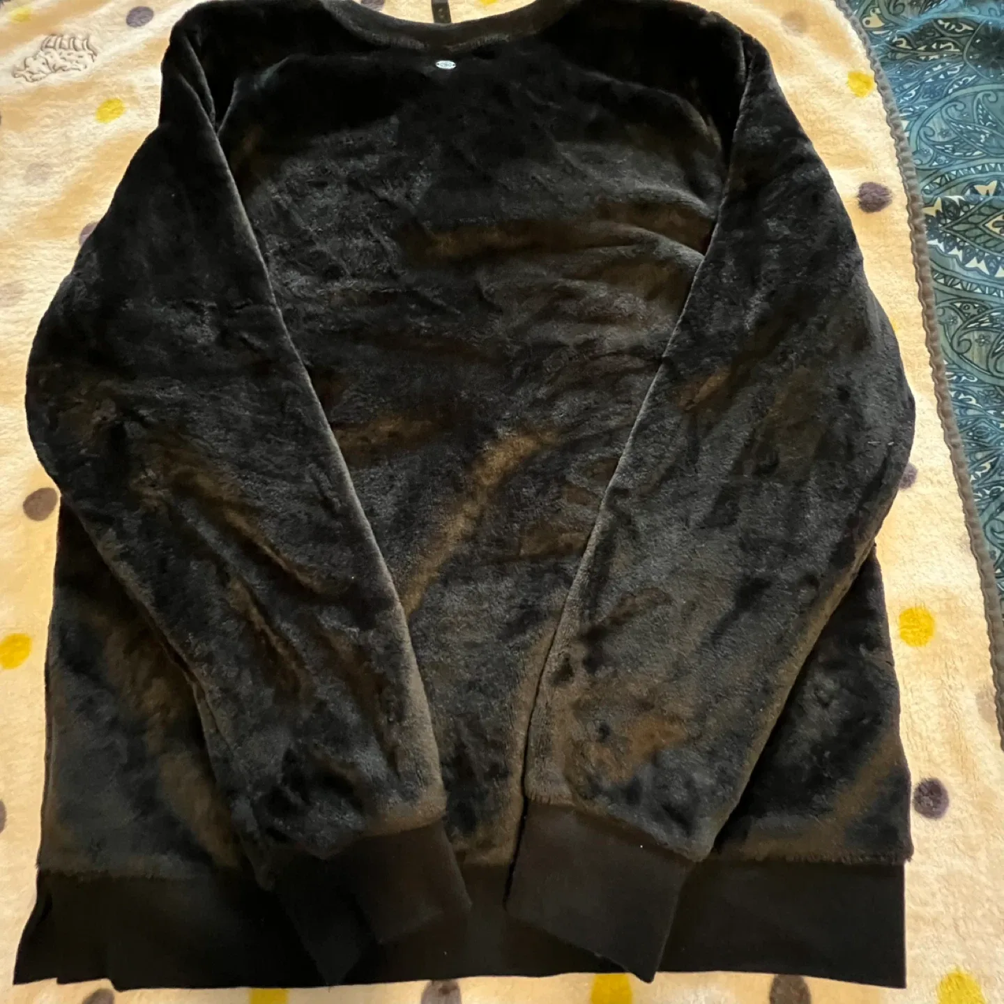 Gaiam Black Fuzzy Pullover - Size M image indicator(4)