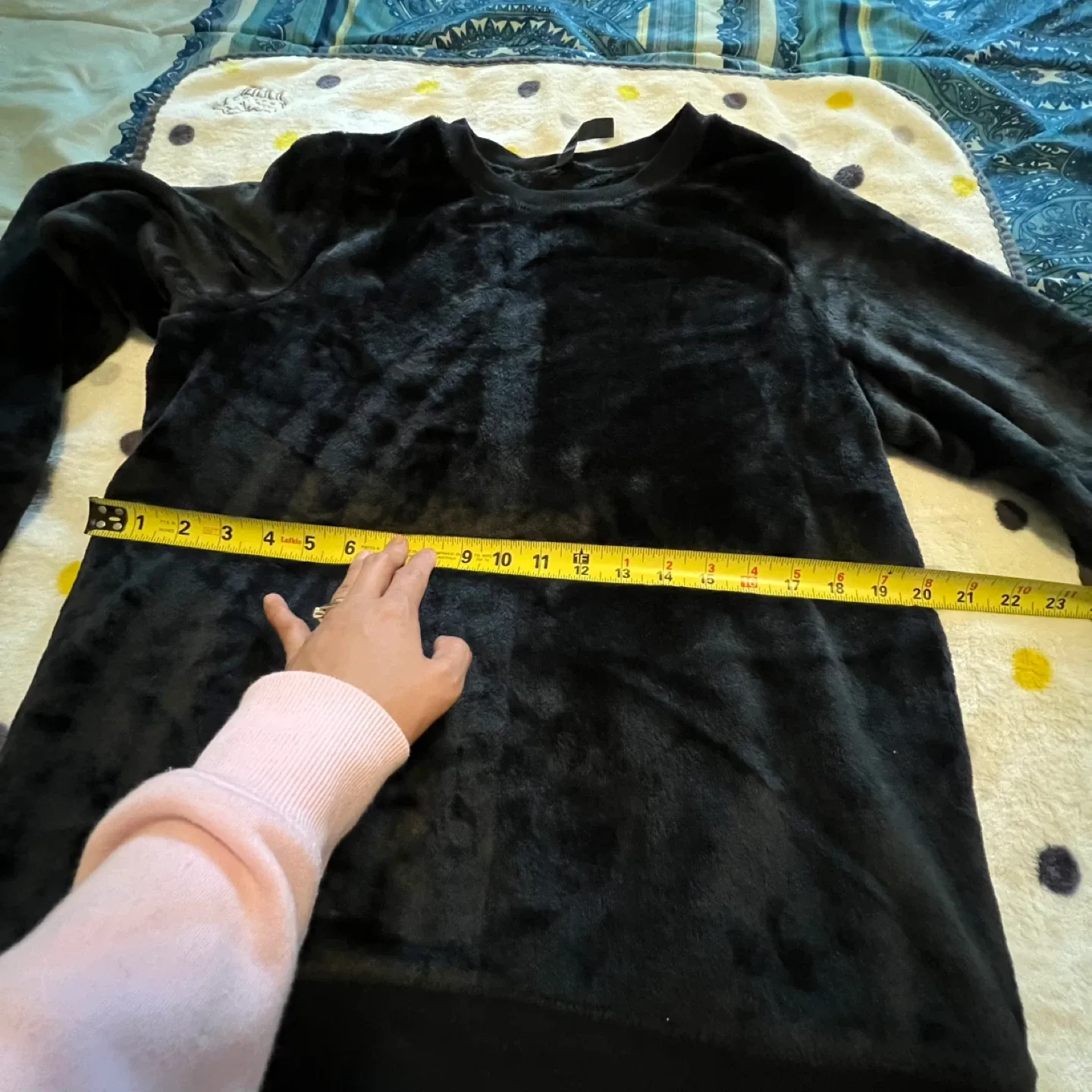 Gaiam Black Fuzzy Pullover - Size M image indicator(8)