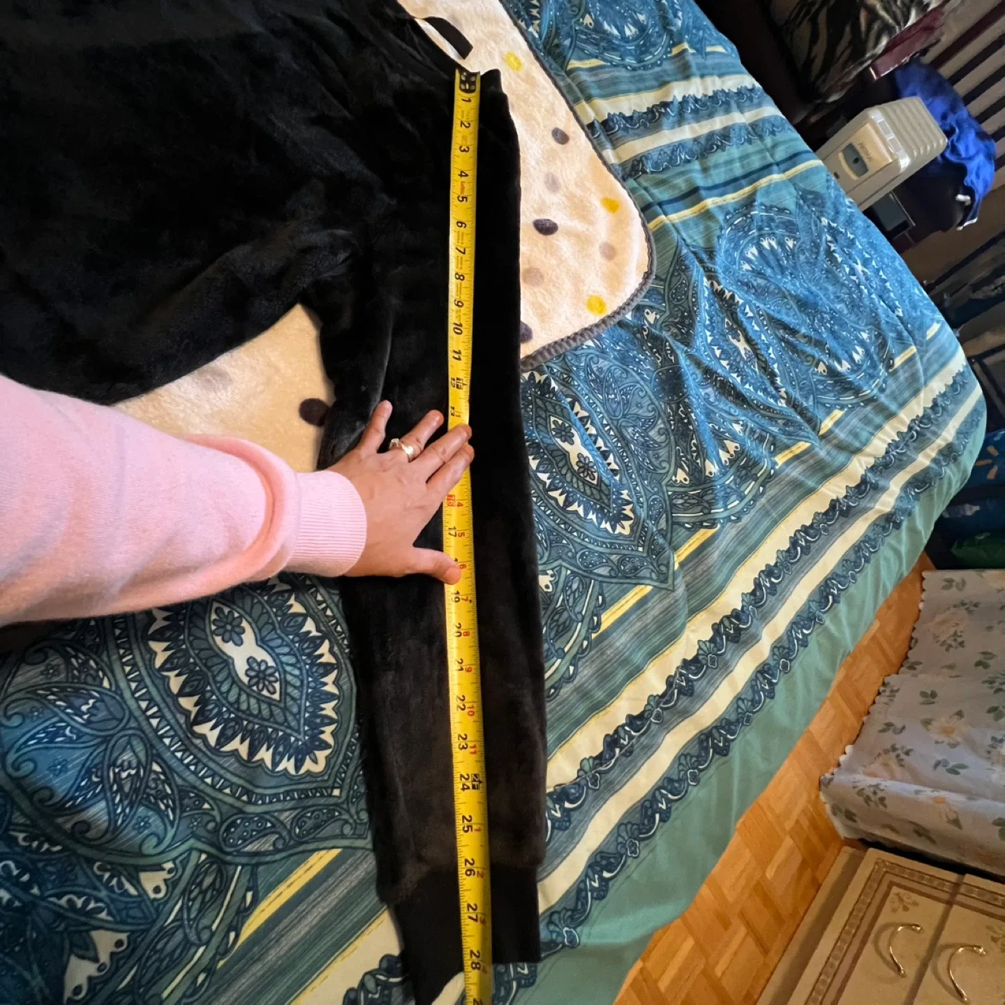 Gaiam Black Fuzzy Pullover - Size M image indicator(7)