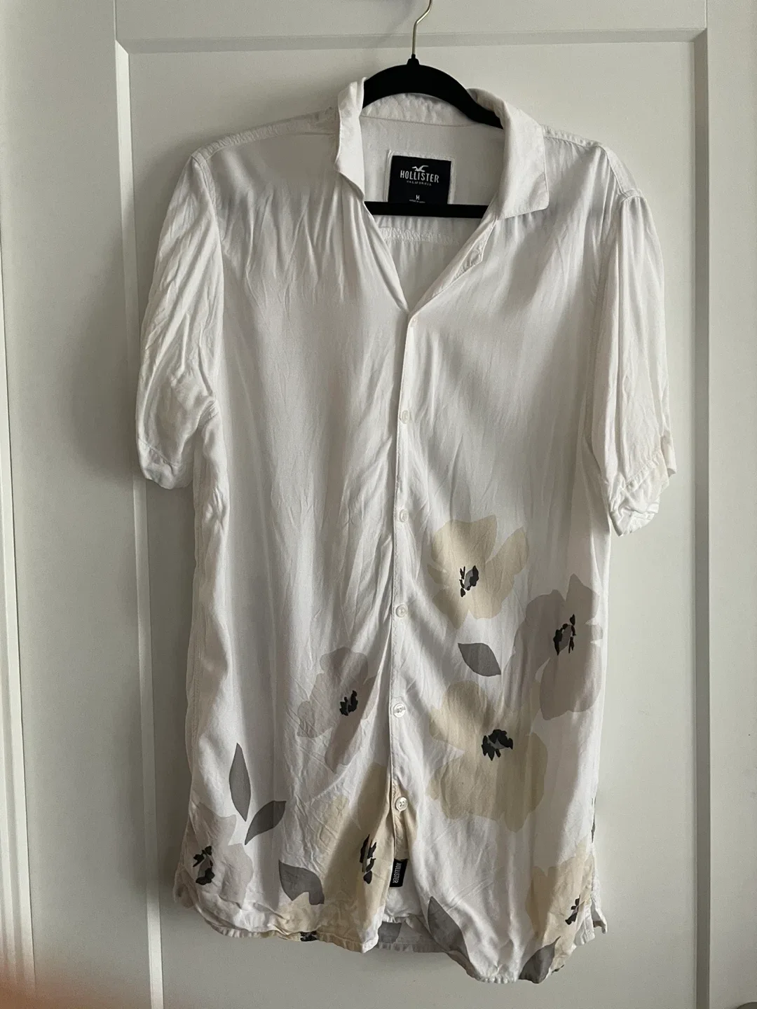 Hollister Floral Button-Down Shirt - Size M image indicator(2)