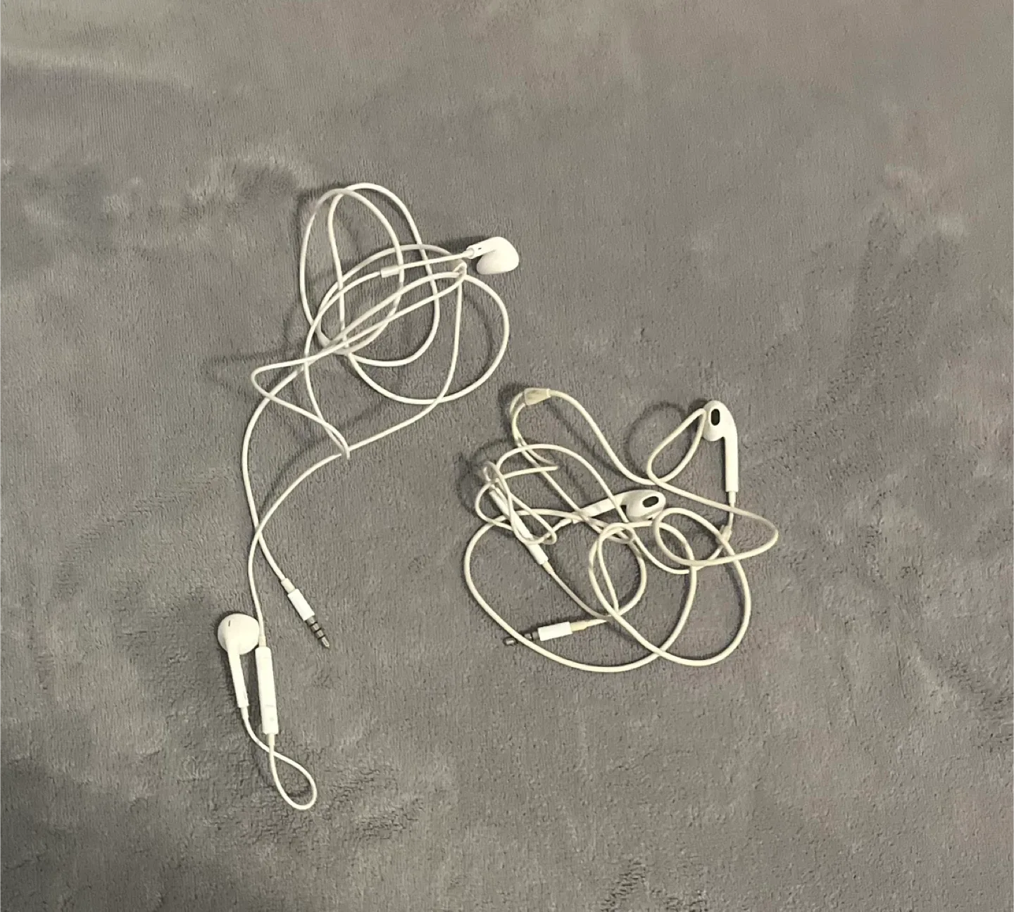 Apple  Wired Earphones thumbnail