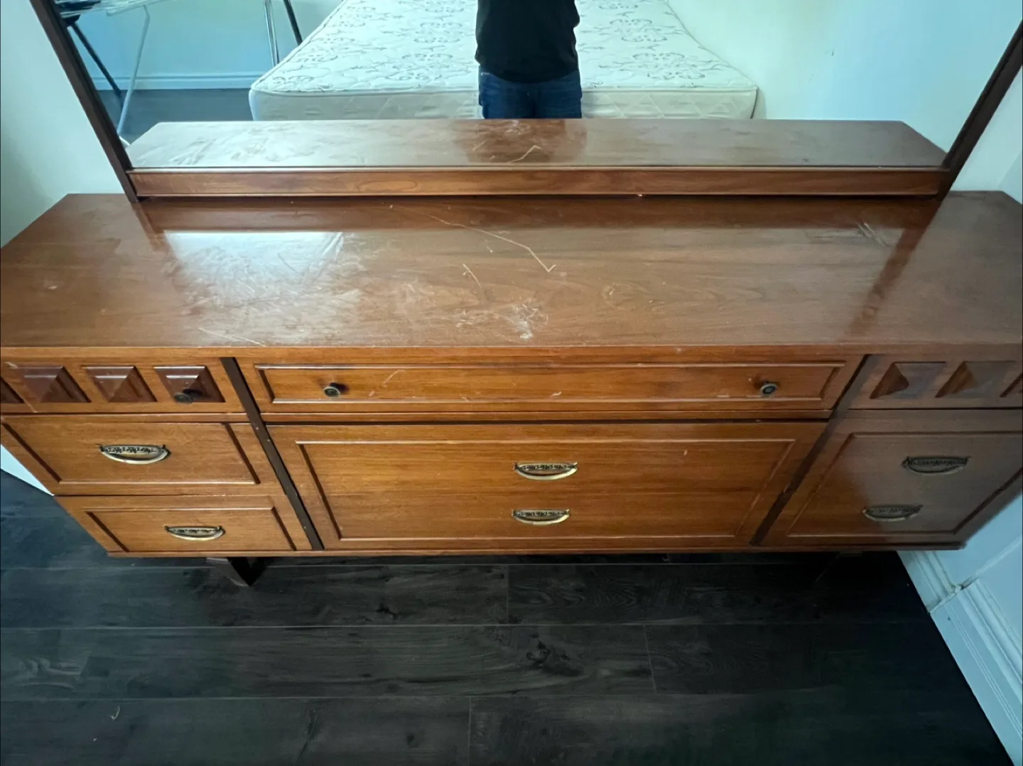 Wood Dresser with Mirror image indicator(3)