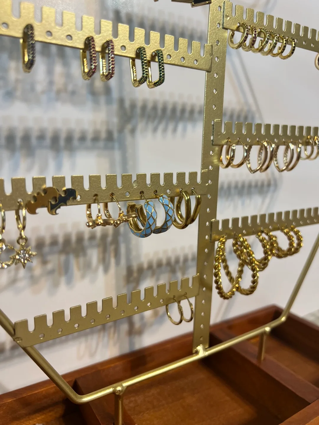 2 x Collapsable Earring Display Stand - Gold Metal & Wooden Base image indicator(3)