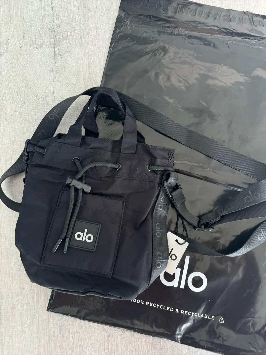 Alo Yoga Cross Body Bucket Bag - Black/Espresso image indicator(2)