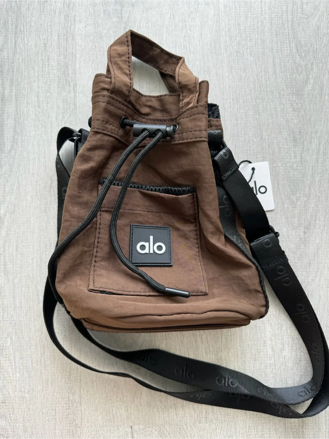Alo Yoga Cross Body Bucket Bag - Black/Espresso image indicator(4)