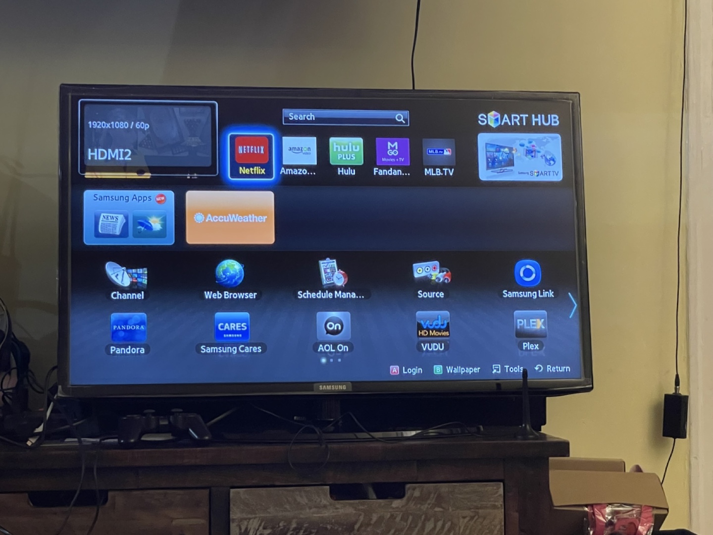 Roku TV 65”QLED+Govvy backlights - photo 2