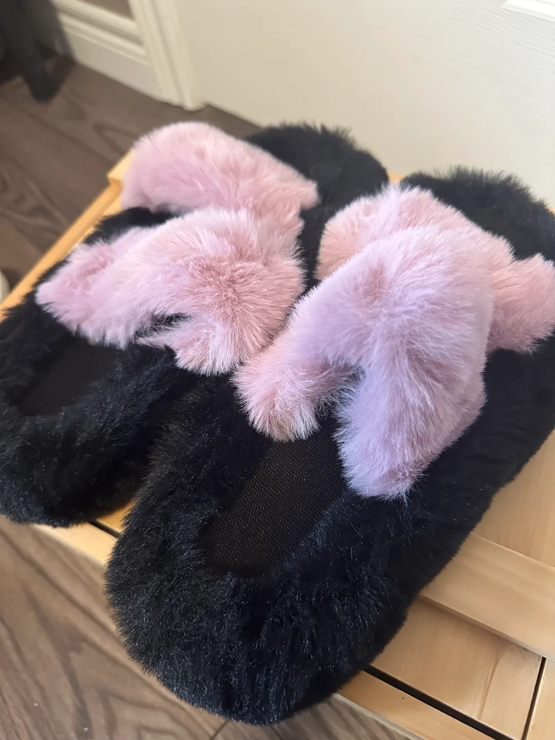 Fuzzy Criss Cross Slippers Size 39 thumbnail