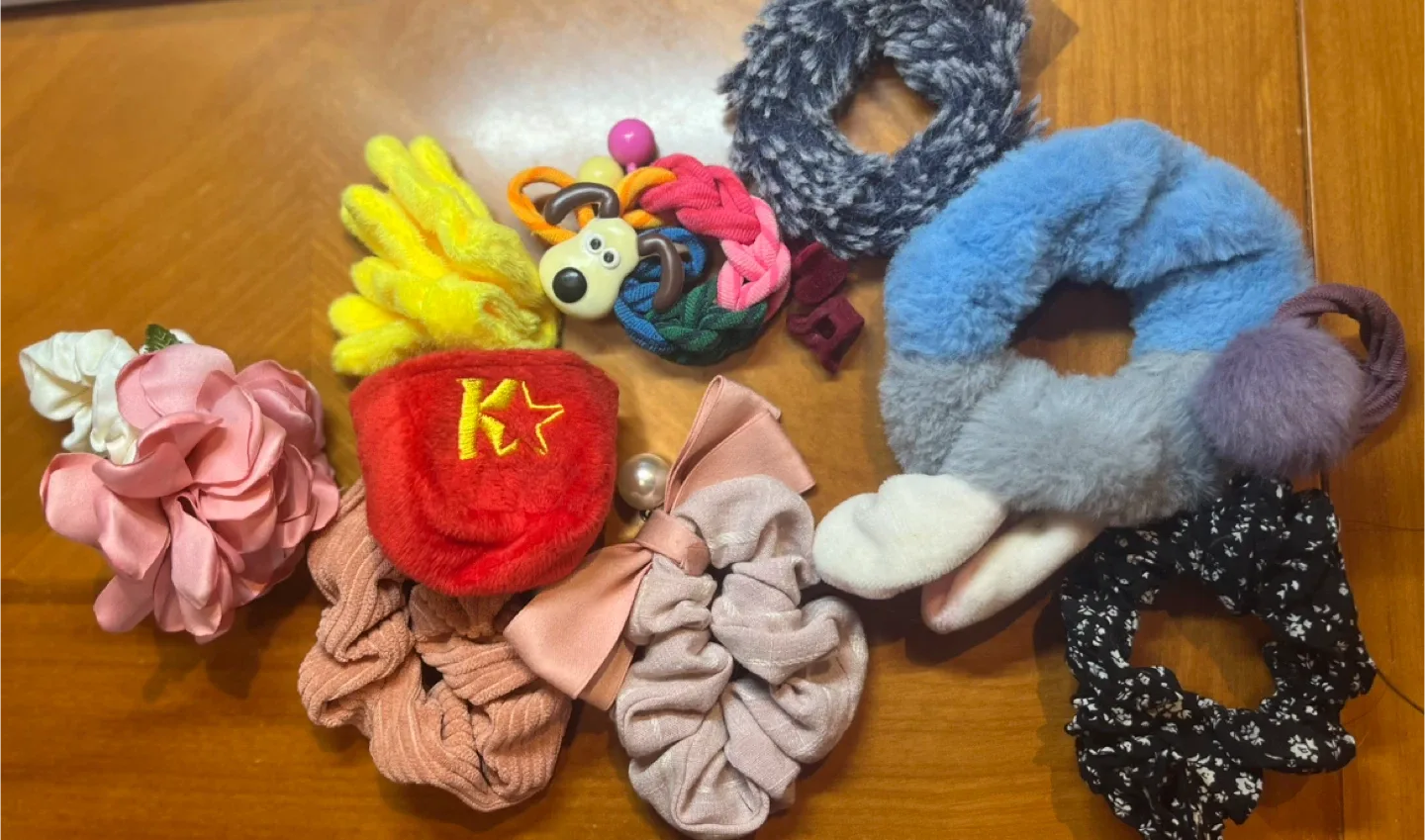 FREECYCLE-Assorted Hair Scrunchies thumbnail