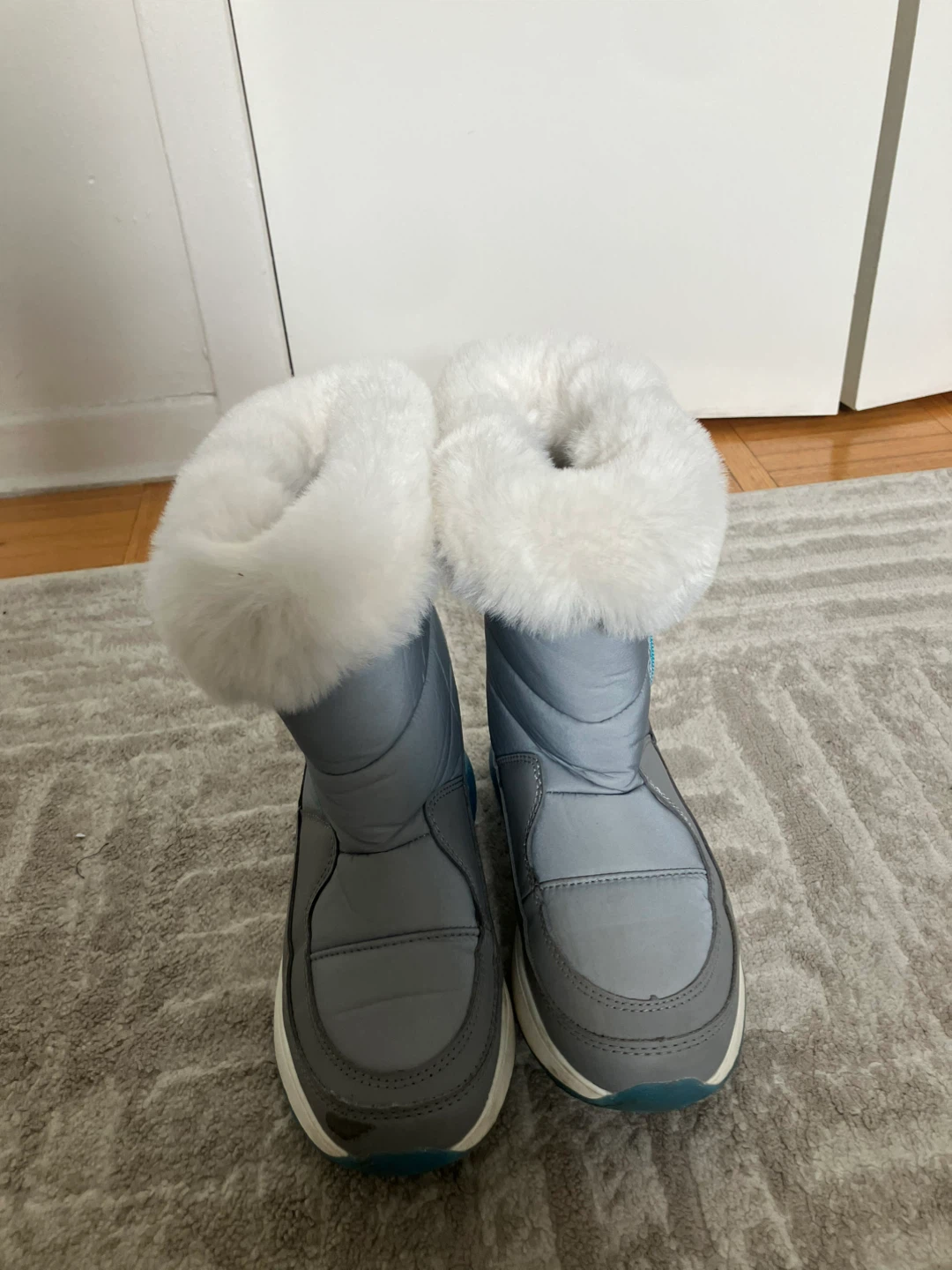 Kids winter boots size 4