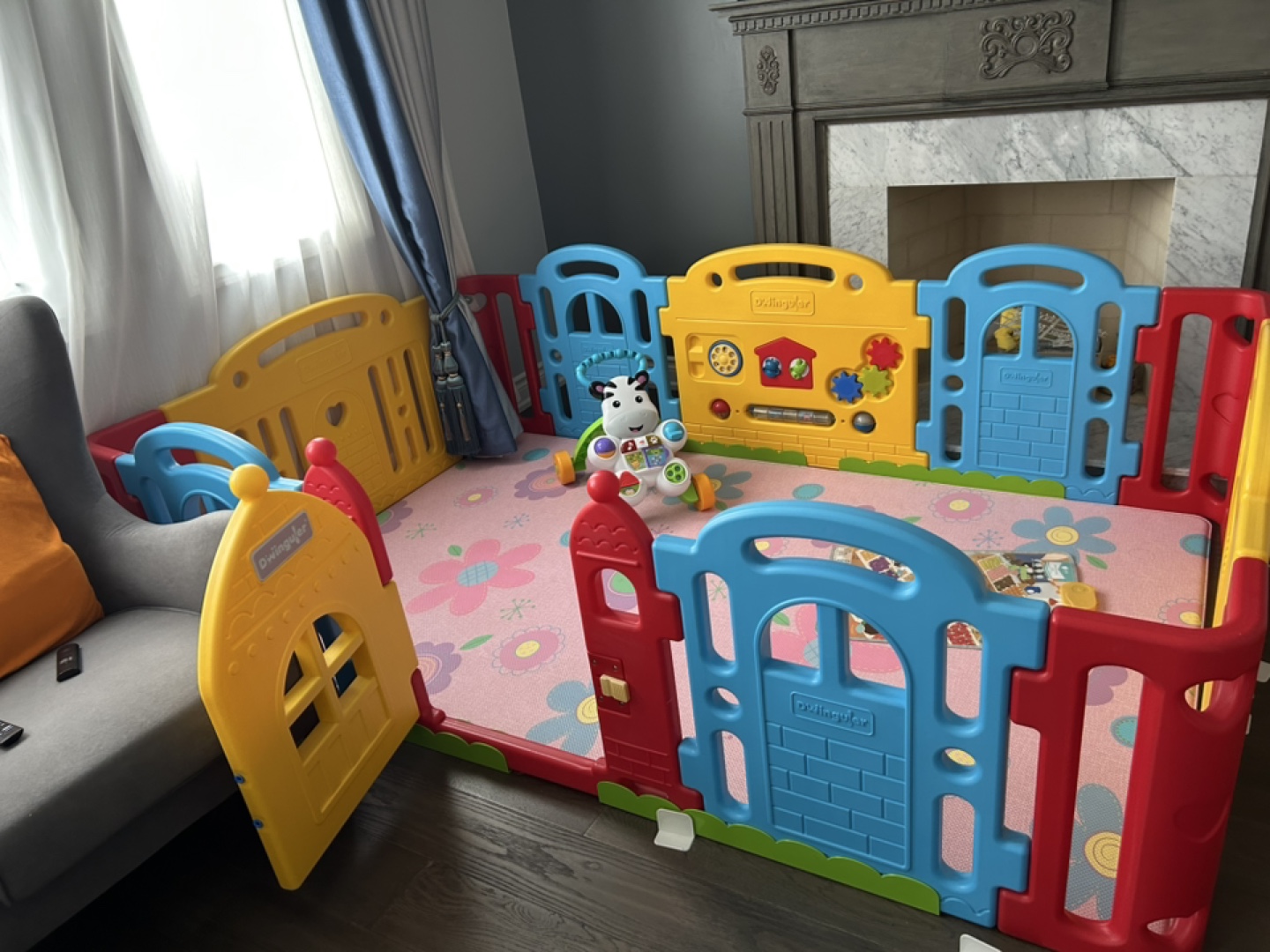 Dwinguler Baby Playpen with play mat!