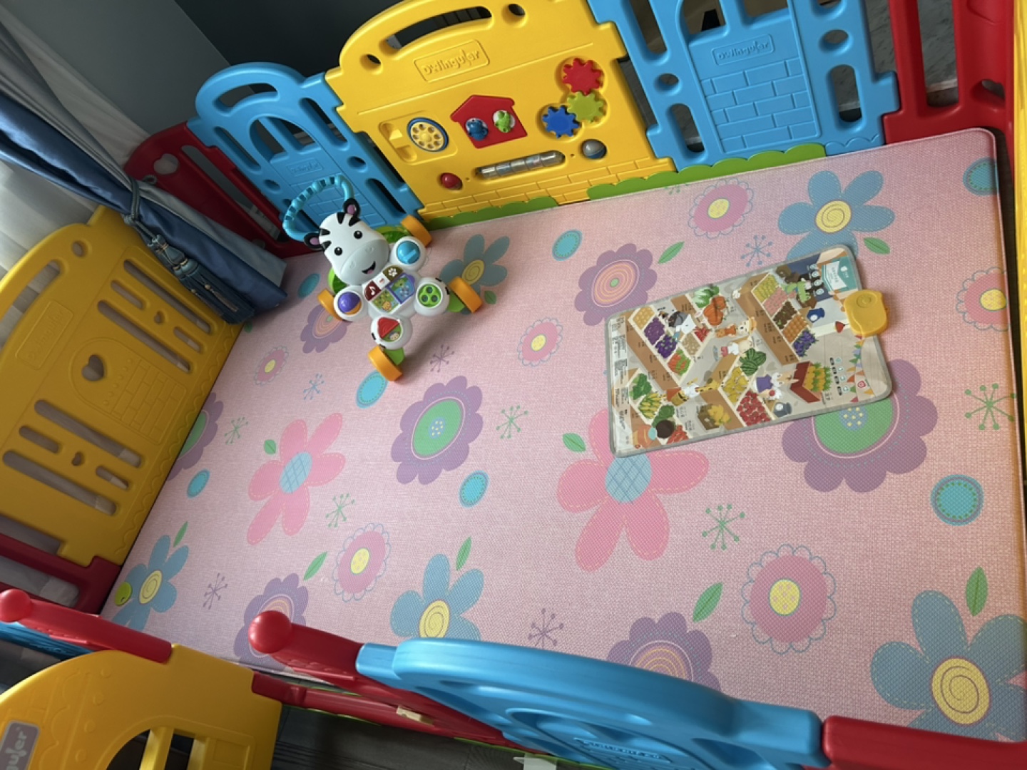 Dwinguler Baby Playpen with play mat! - photo 2